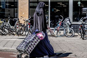 Hollanda'da burka yasağı yürürlğe girdi