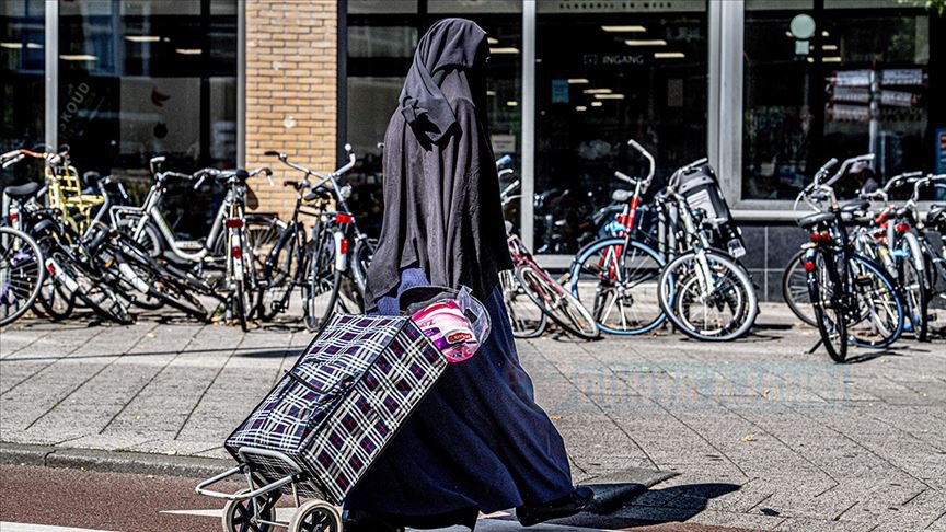 Hollanda'da burka yasağı yürürlğe girdi