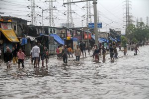 Hindistan'da şiddetli yağmur