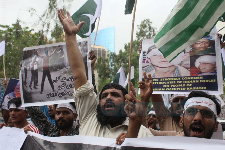 Pakistan'da Keşmir'e destek yürüyüşü düzenlendi