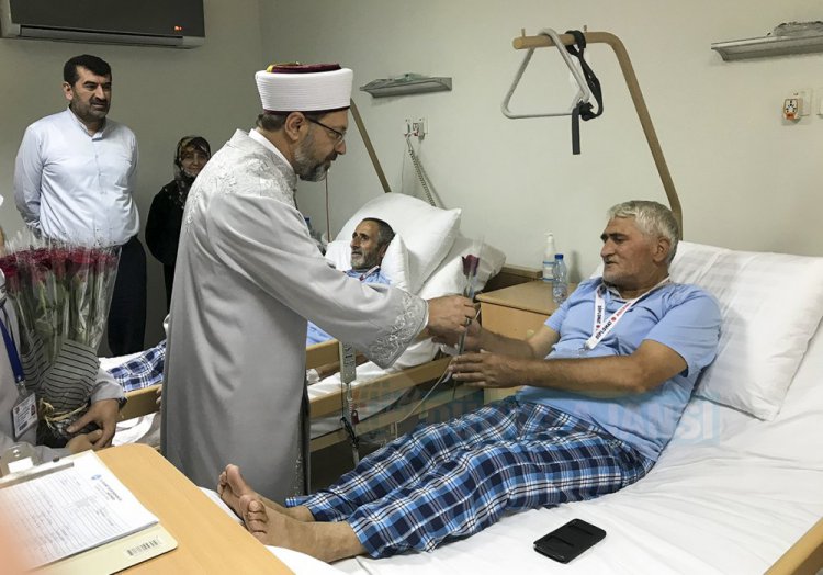 Erbaş, Diyanet Mekke Hastanesi'ni tedavi gören hacı adaylarını ziyaret etti