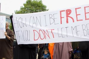 Hollanda'da burka yasağı protesto edildi