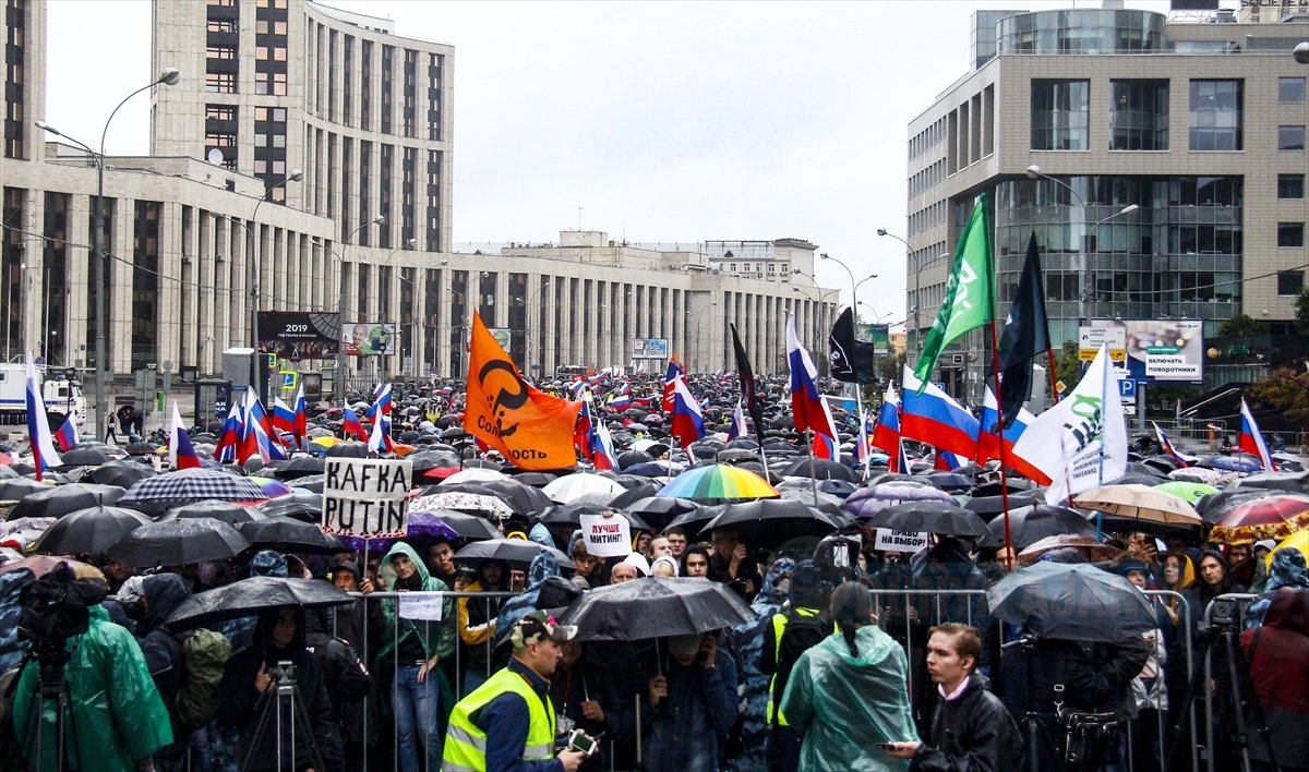 Rusya'da binlerce kişi protesto için sokağa döküldü