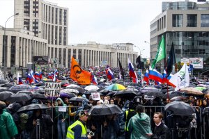 Rusya'da binlerce kişi protesto için sokağa döküldü