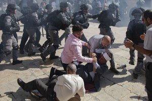 İşgalci İsrail polisi Mescid-i Aksa'da Filistinlilere saldırdı