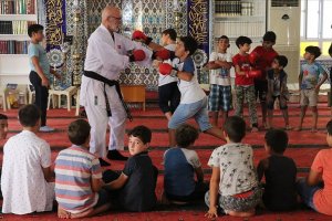 Çocuklar hem Kur'an-ı Kerim'i hem karateyi öğreniyorlar