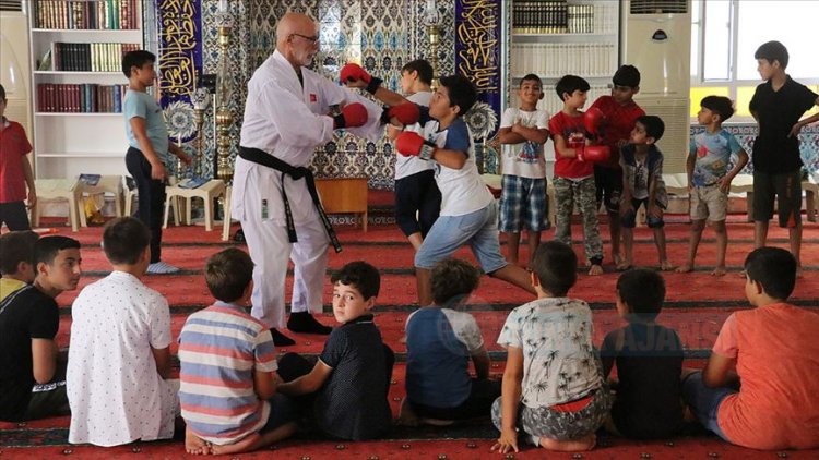 Çocuklar hem Kur'an-ı Kerim'i hem karateyi öğreniyorlar