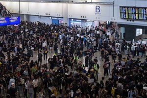 Hong Kong Uluslararası Havalimanı'nda tüm uçuşlar iptal edildi