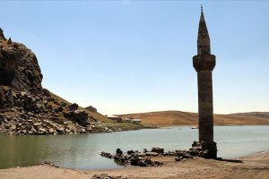 Yazıcı Barajı'nda sular çekilince eski köy yeniden göründü