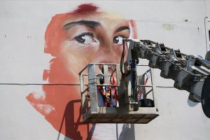 Venezuelalı sanatçı Salazar, İzmir'de okul duvarlarını renklendirdi