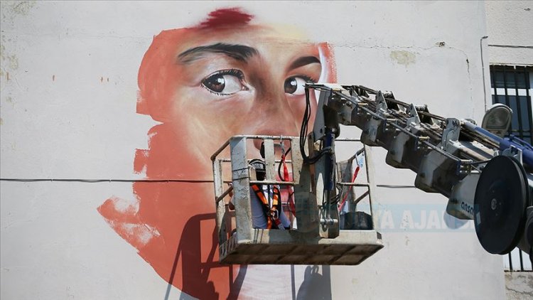 Venezuelalı sanatçı Salazar, İzmir'de okul duvarlarını renklendirdi