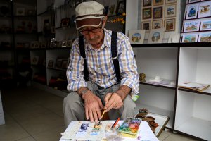 73 yaşındaki öğretmen ayraca sığdırdığı resimlerle kitap sevgisi aşılıyor