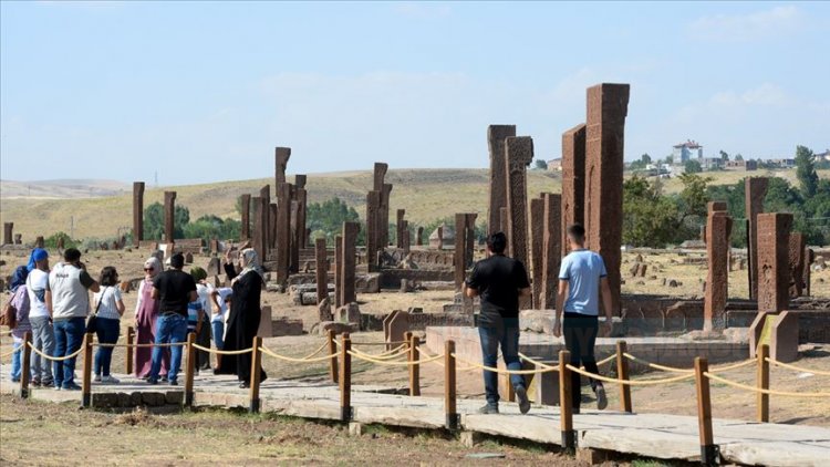 'Malazgirt' Selçuklu Meydan Mezarlığı'na ziyaretçi akını
