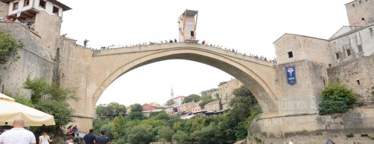  Cliff Diving Dünya Serisi kapsamında Mostar Köprüsü'nde heyecan yaşandı