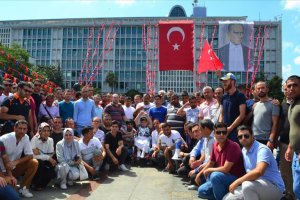 İşten çıkarılan 250 işçi İBB önünde eylem yaptı