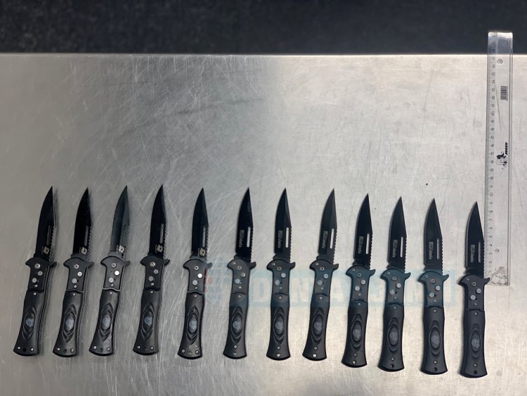 35 yaşındaki Alman yolcunun bavulundan 12 adet sustalı bıçak çıktı