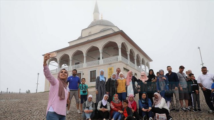 1130 rakımlı Kıble Dağı'ndaki camiye turist ilgisi