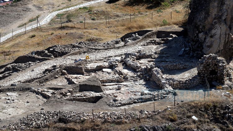 Amasya'da Osmanlı dönemine ait 700 yıllık cami kalıntısı ve sokak bulundu