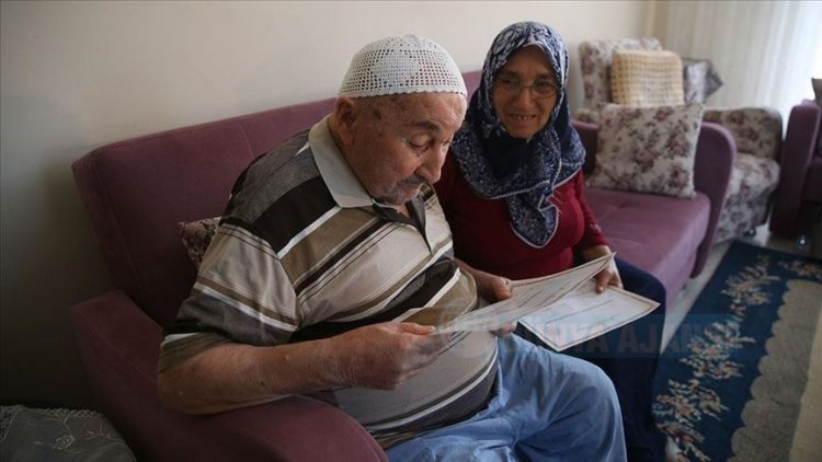 90 yaşındaki Ahmet dede, okuma yazma belgesi aldı