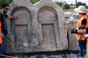 Romalılar acılarını şiirlerle mezar taşlarında buluyor