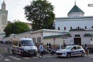  Colmar kentinde bir saldırgan aracıyla camiyi hedef aldı
