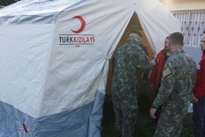 Türk Kızılay Arnavutluk'ta depremzedeler için çadır kurmaya başladı