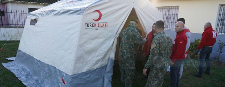 Türk Kızılay Arnavutluk'ta depremzedeler için çadır kurmaya başladı