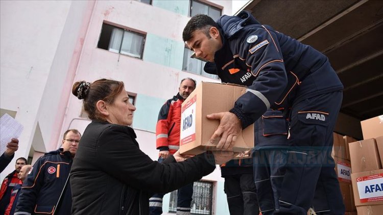 AFAD Arnavutluk'taki depremzedelere yardım malzemesi dağıttı