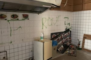 Berlin'de bir Türke ait döner dükkanın duvarına gamalı haç çizildi