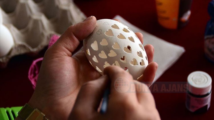 Yumurta kabukları hünerli ellerinde sanata dönüşüyor