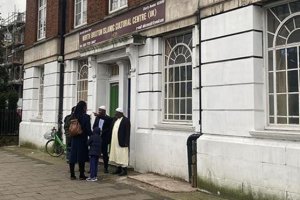 Londra'da cami yakınındaki binanın duvarına İslam karşıtı sloganlara soruşturma