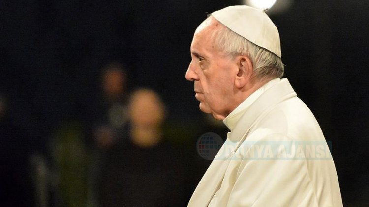 Papa Franciscus'tan elini bırakmayan kadına sert tepki
