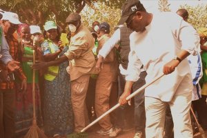 Senegal Cumhurbaşkanı elinde süpürgeyle sokak temizledi