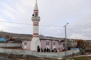 Köylüler telefon görüşmesi yapabilmek için minare önünde sıraya giriyor
