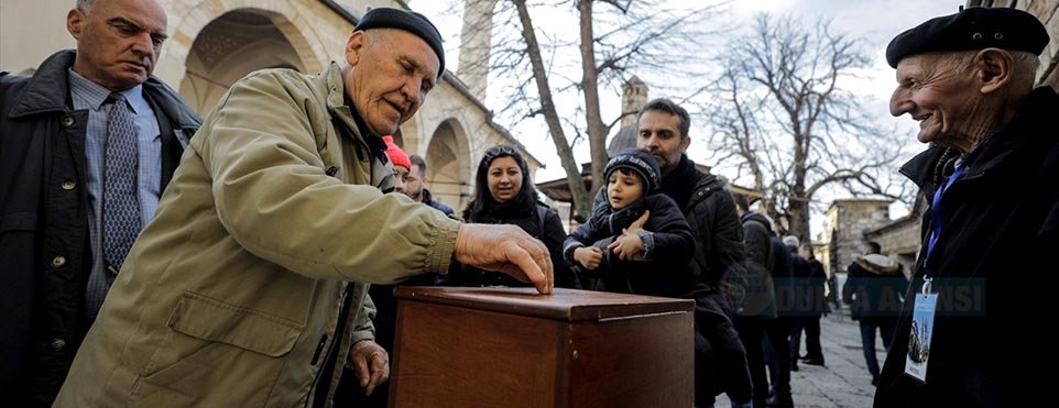 Bosna'da Cuma namazı öncesi Türkiye'deki depremzedelere yardım