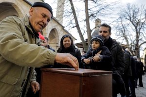 Bosna'da Cuma namazı öncesi Türkiye'deki depremzedelere yardım