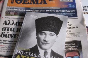 Yunan gazetesi Atatürk'ün hayatını anlatan kitap dağıttı