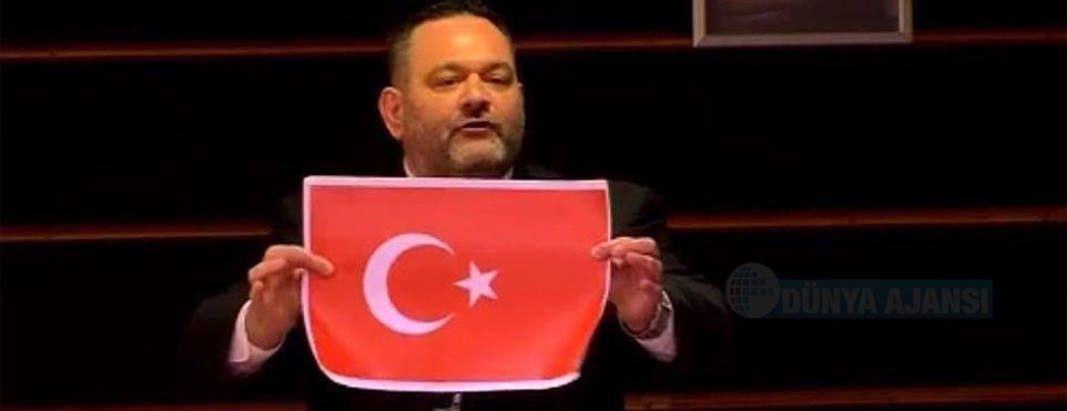 Türk bayrağını yırtan ırkçı Yunan vekile komik ceza