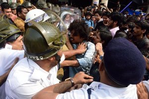 Yeni Delhi'deki Vatandaşlık Yasası protestolarında öğrencilere gözaltı