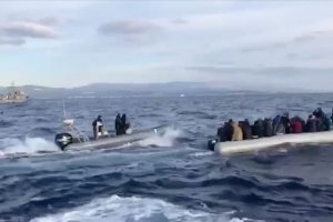 Yunanistan'da, Ege'de sahil güvenlik ekiplerince itilen göçmenlerle ilgili görüntülere tepki