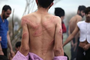 Yunan askerleri sığınmacıların kıyafetlerini çıkartarak coplandı