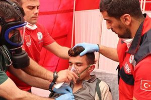 Yunan askerlerinin müdahalesinde yaralanan sığınmacılar tedavi ediliyor