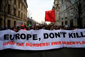 Almanya’da binlerce kişi AB sınırlarının sığınmacılara açılması için yürüdü