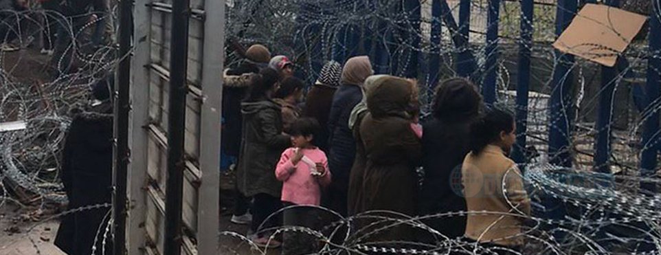 Sığınmacı kadın ve çocuklar Yunan sınır kapısı önünde eylem yaptı