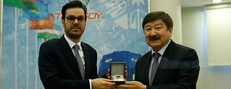 TÜRKSOY'dan TRT Genel Müdürü Eren'e ödül