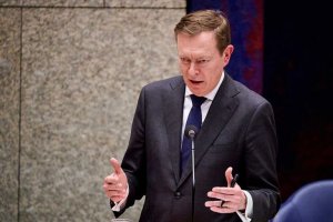 Hollanda Sağlık Bakanı Kovid-19 oturumunda bayıldı