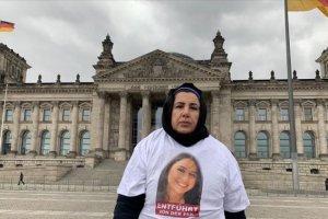 Maide anne kızı Nilüfer'in fotoğrafı bulunan tişört giyerek Federal Meclis önüne geldi