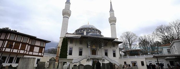 Almanya'daki camilerin Mayıs ayında açılması gündemde