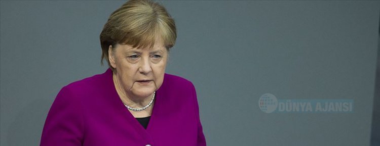 Merkel: 'Bir süre bu salgınla yaşamak zorunda kalacağız'