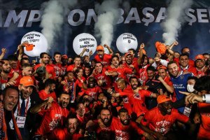 Medipol Başakşehir şampiyonluğun mutluluğunu yaşıyor